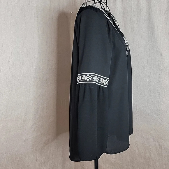 XOXO Black and‎ White Aztec Embroidered Peasant Blouse Medium - Picture 7 of 10